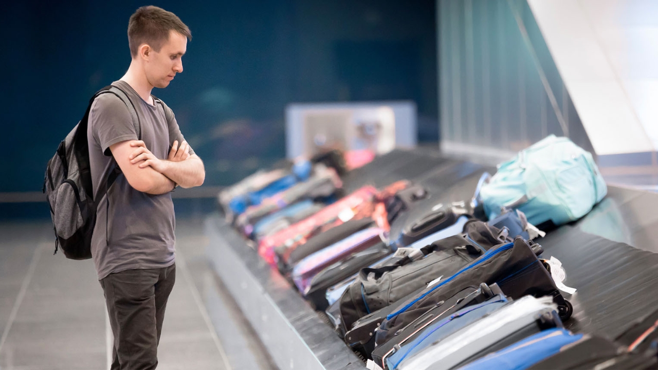 Problemas com mala em viagem aérea costumam gerar estresse imediato, principalmente quando a bagagem não aparece na esteira, chega danificada ou demora dias para ser entregue