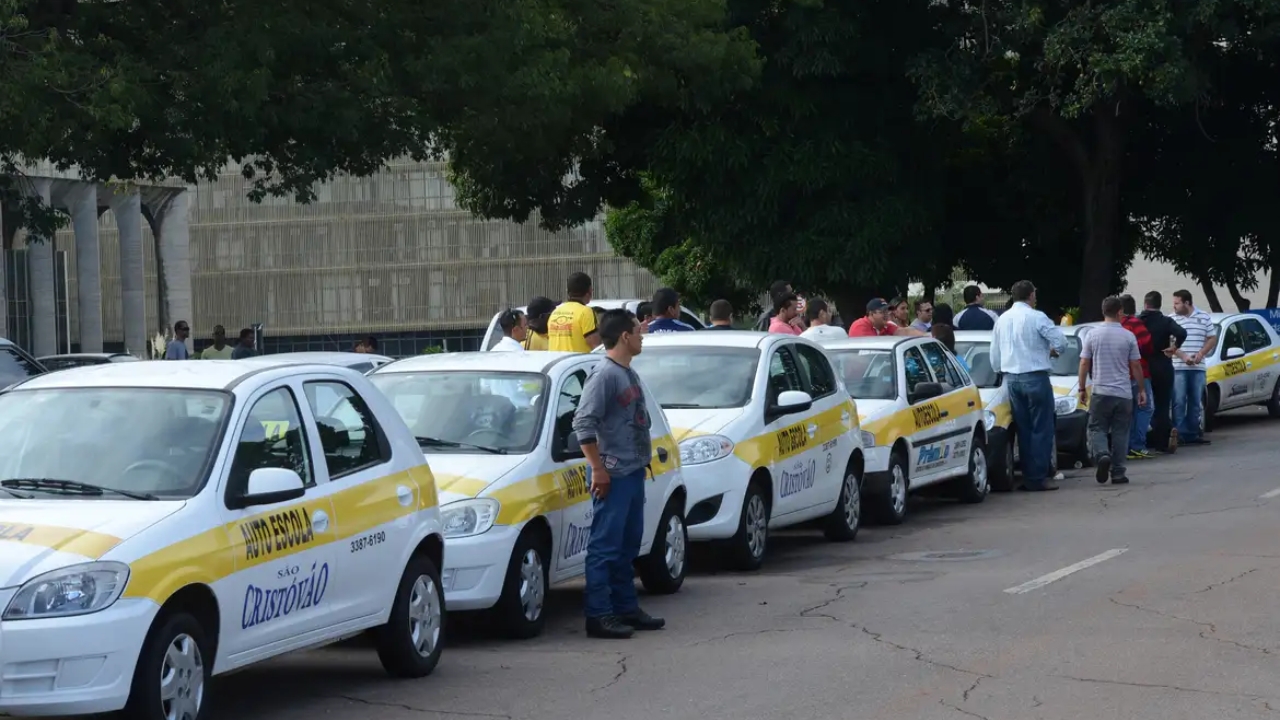 50 mil trabajadores de autoescuelas ya sienten el impacto de las nuevas reglas de la CNH sin autoescuela, con despidos en serie y vehículos parados a la espera de la publicación oficial