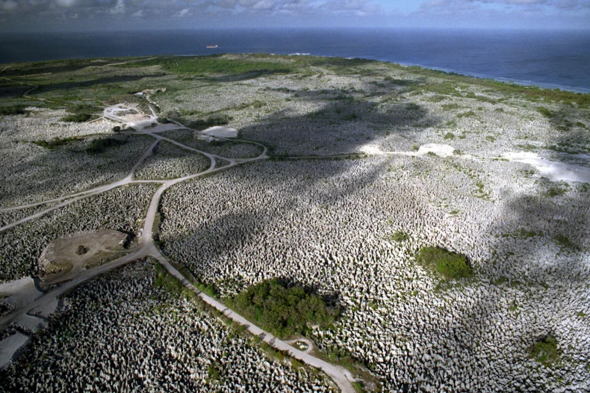 Um século de extração transformou o interior em terreno quase inutilizável e concentrou a população no litoral, com impacto direto na moradia e na sobrevivência diária