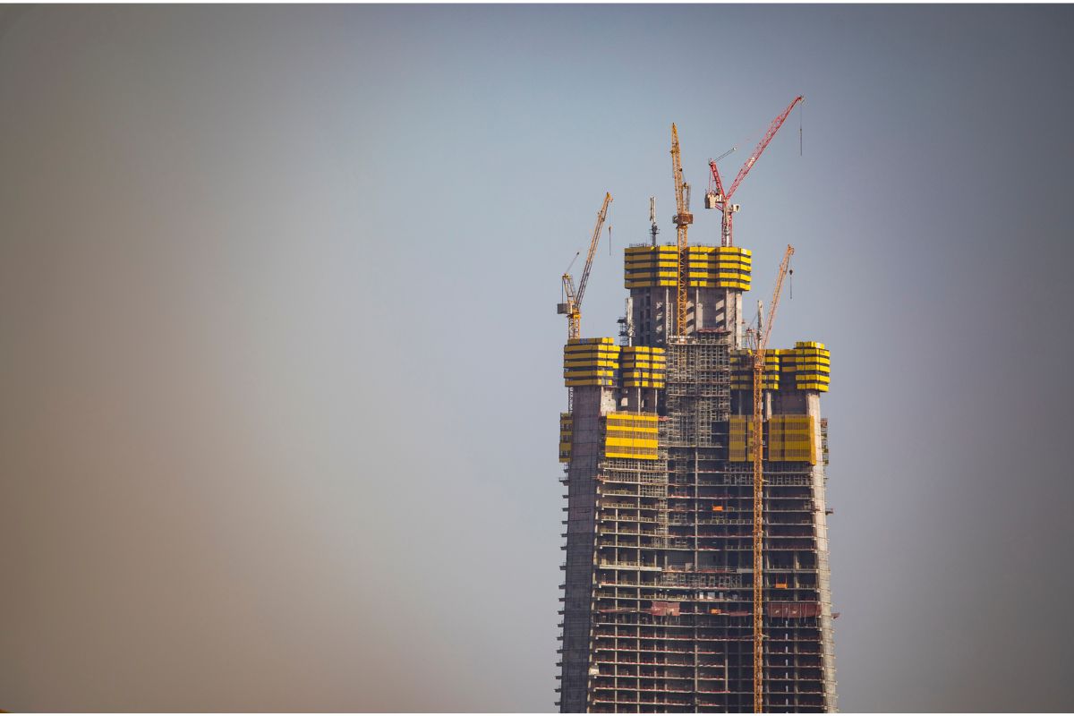 Torre Jeddah atinge o 69º andar e pode se tornar o arranha-céu mais alto do mundo, com 1 km de altura, 157 andares e mirante recorde até 2028
