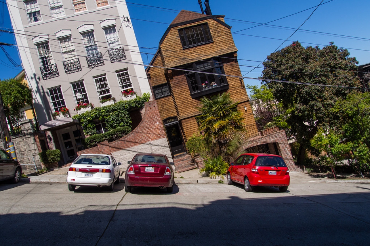 Uma cidade construída em colinas tem ruas com 17,5 graus de inclinação que testam freios, pneus e a atenção do motorista em trechos que parecem desafiar a gravidade nmb91