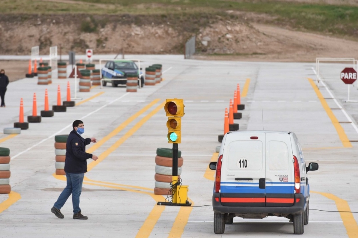 Com a CNH sem autoescola em vigor, estados pedem tempo para adequação, a Senatran se opõe e a disputa sobre cadastros e regras deixa o motorista no meio do impasse