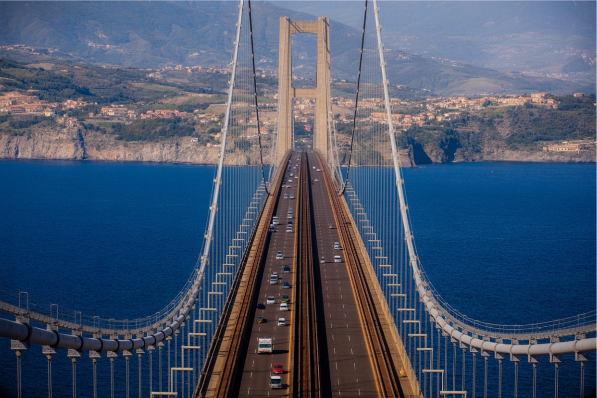 A ponte que pode mudar o destino do sul da Itália avança como uma das maiores audácias de engenharia do século, unindo regiões separadas desde o Império Romano e prometendo um impacto sem precedentes