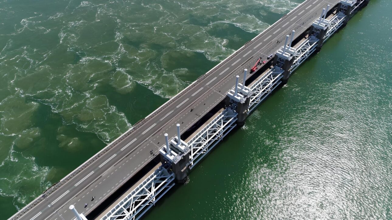 Con cerca del 26% del territorio debajo del nivel del mar y más de 3.500 km de diques principales protegiendo ciudades enteras, este país mantiene millones de personas a salvo de inundaciones permanentes