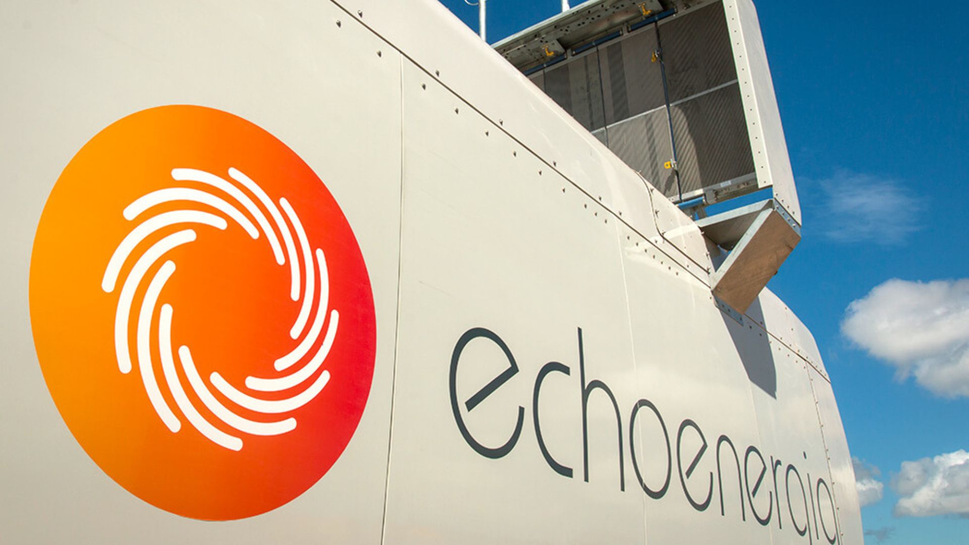 Logotipo da Echoenergia aplicado em estrutura industrial, representando fornecimento de energia renovável e atuação no mercado livre de energia no Brasil