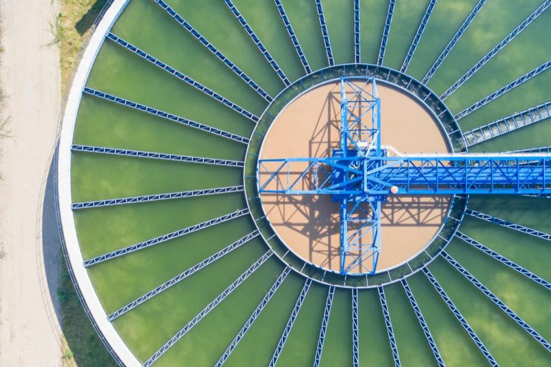 En Egipto, la mayor estación de tratamiento de aguas residuales del mundo, Bahr el Baqar, utiliza tratamiento de aguas residuales y reutilización de agua para afrontar la crisis hídrica en el desierto.