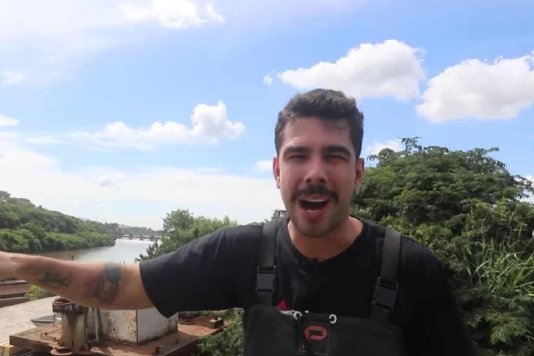 Vídeo muestra creador pescando basura con imán en el Tietê con pesca magnética en garimpo urbano, encontrando máquina de escribir Torino y lucrando en la ferretería.