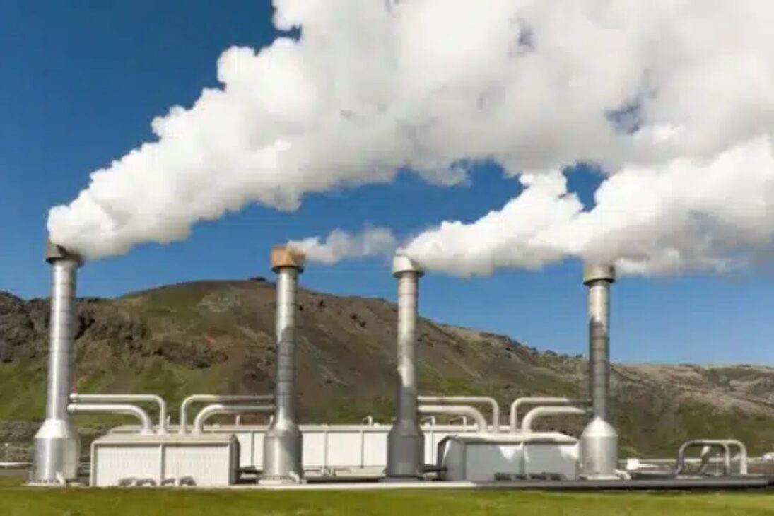 la energía geotérmica gana tracción en el podcast Babbage y en The Economist; la industria del petróleo acelera, reabre la comparación con la energía nuclear.