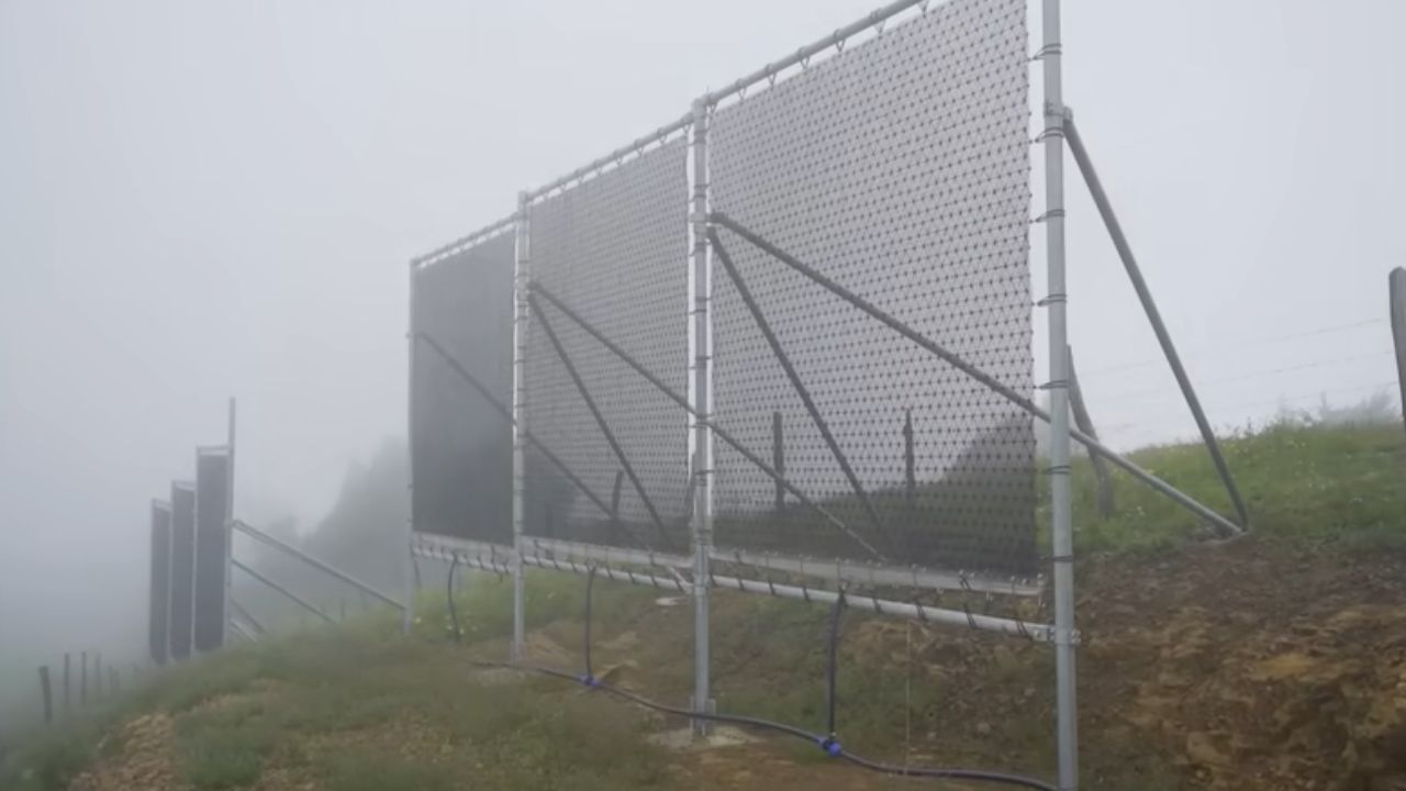 Cloud Fisher captura niebla atlántica en Marruecos y lleva agua potable por gravedad a aldeas del desierto.