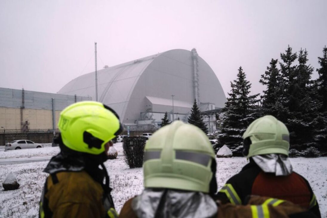 escudo de Chernobyl pierde confinamiento tras dron, AIEA señala riesgo de radiación en reactor 4 y solicita reforma urgente del Nuevo Confinamiento Seguro para contener nuevos escapes.