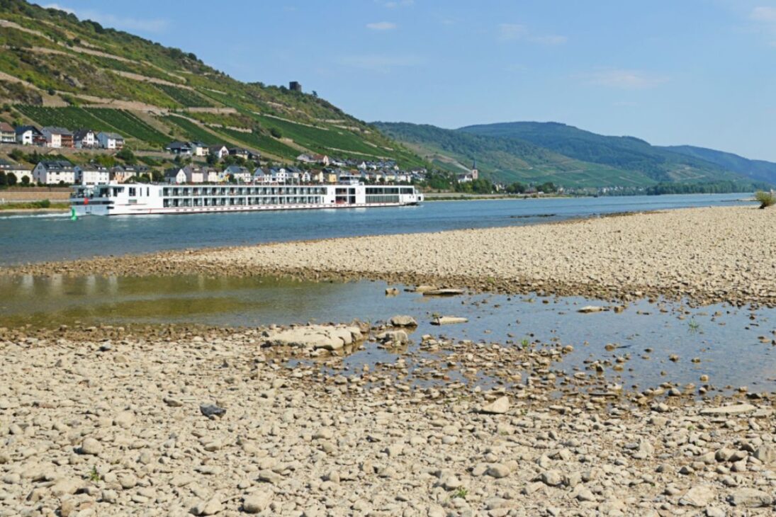 Cuando Europa ve ríos secarse, piedras de hambre reaparecen, barcos encallan y la energía queda en riesgo, revelando un continente presionado por extremos climáticos sucesivos.