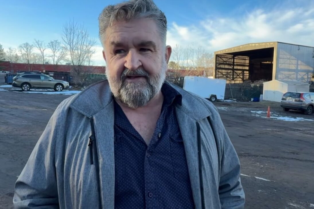 Historia Del Ex-Millonario De Los Plátanos Que Llega A Estados Unidos, Se Convierte En Instalador De Pisos, Abre Una Tienda De Construcción En Massachusetts Y Reconstruye Su Vida.