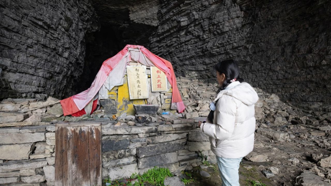 Gruta ancestral escondida en Hubei en el acantilado tiene sendero suspendido sobre el abismo y revela vestigios históricos.