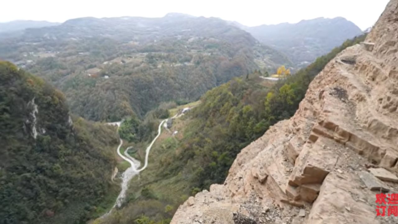 Gruta ancestral escondida en Hubei en el acantilado tiene sendero suspendido sobre el abismo y revela vestígios históricos.