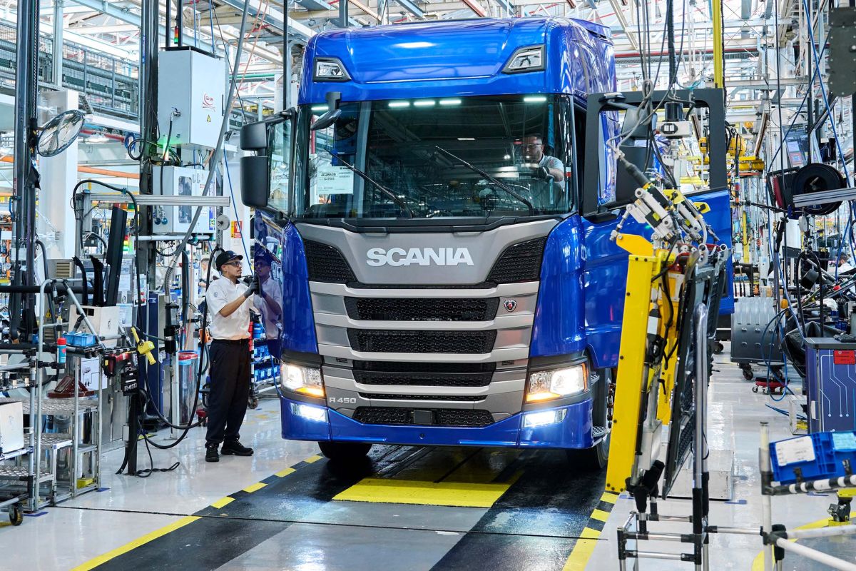 Na Fábrica da Scania, caminhões pesados com chassi modular ganham forma com robôs de pintura e eixos 4x2 a 10x6, em linha focada em desempenho e qualidade.