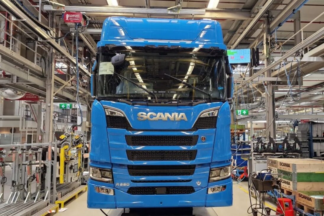 En la Fábrica de Scania, camiones pesados con chasis modular toman forma con robots de pintura y ejes 4x2 a 10x6, en una línea centrada en el rendimiento y la calidad.