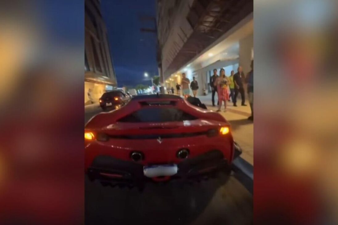 Ferrari abandonada en Balneário Camboriú, superesportivo con airbags estallados intriga a la policía y deja al conductor desaparecido en el centro del misterio.