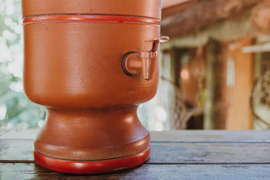 filtro de barro con producción artesanal en el interior de São Paulo garantiza agua fresca en las cocinas brasileñas con tradición simple y bajo costo.