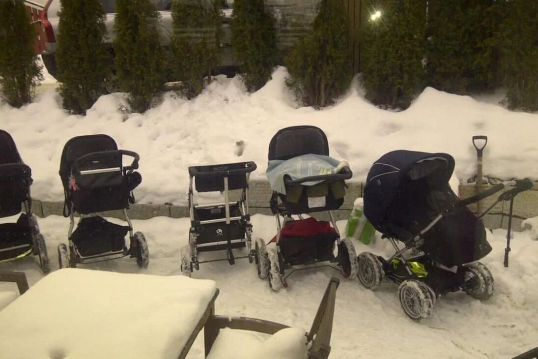 En Finlandia, bebés durmiendo solos en la calle revelan confianza social, guardería accesible y apoyo del gobierno que permite a los padres cuidar de cada niño con más tiempo y estabilidad.