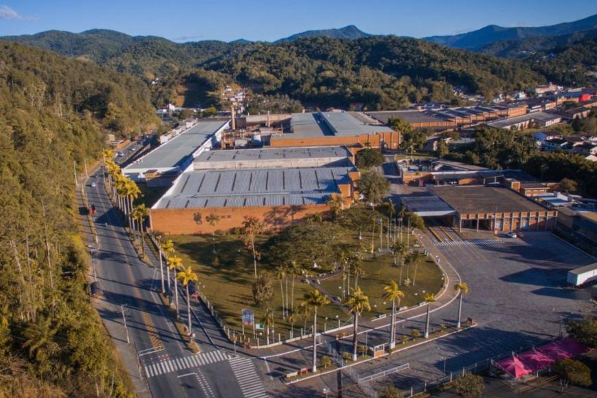 Fundada em 1967, Coteminas virou gigante global do setor têxtil, faturou bilhões, dominou cama mesa e banho, mas crises, dívida bilionária e importações levaram a empresa à recuperação