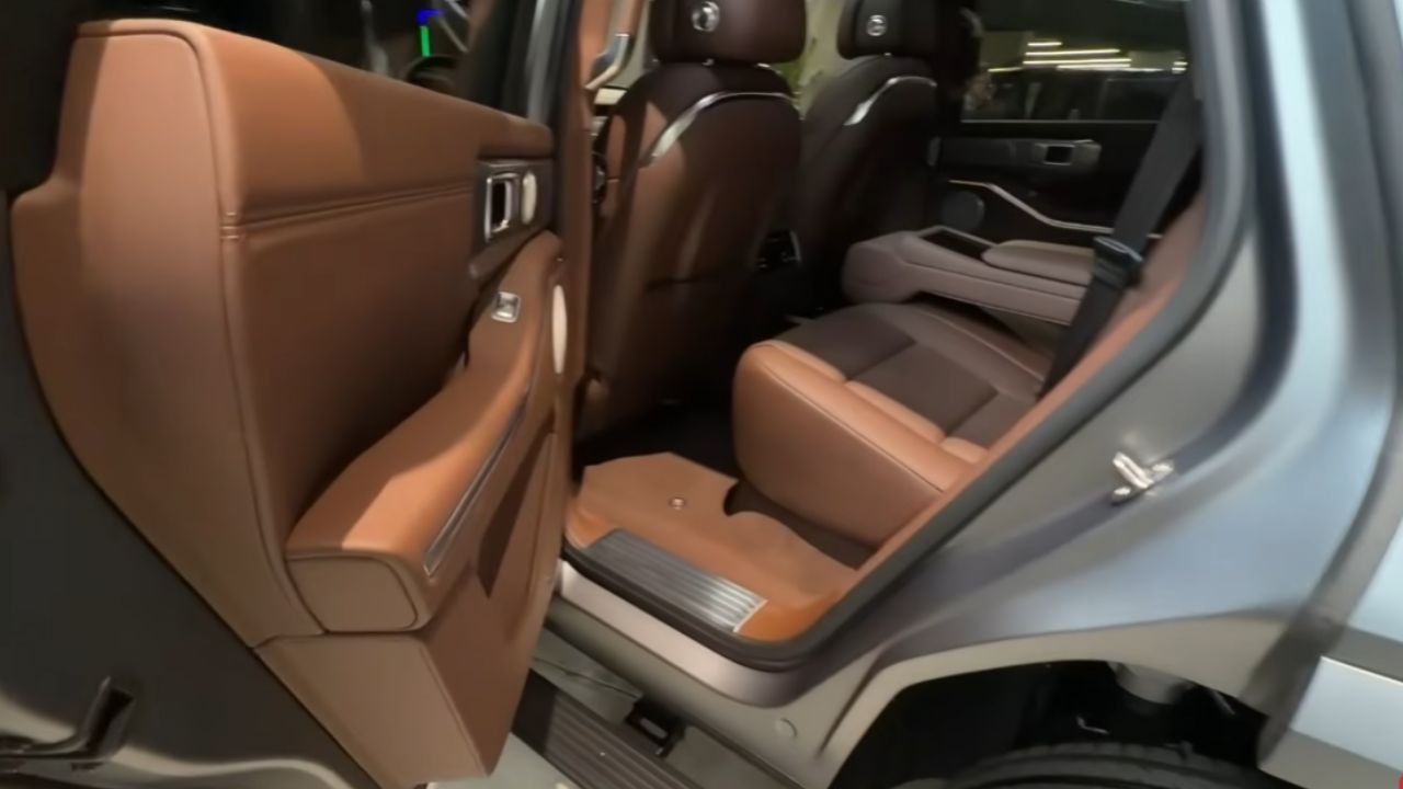 GWM Tank 700 es SUV 4x4 con V6 biturbo híbrido plug-in, suspensión neumática y ADAS completo. Entienda lujo, desempeño y off-road.