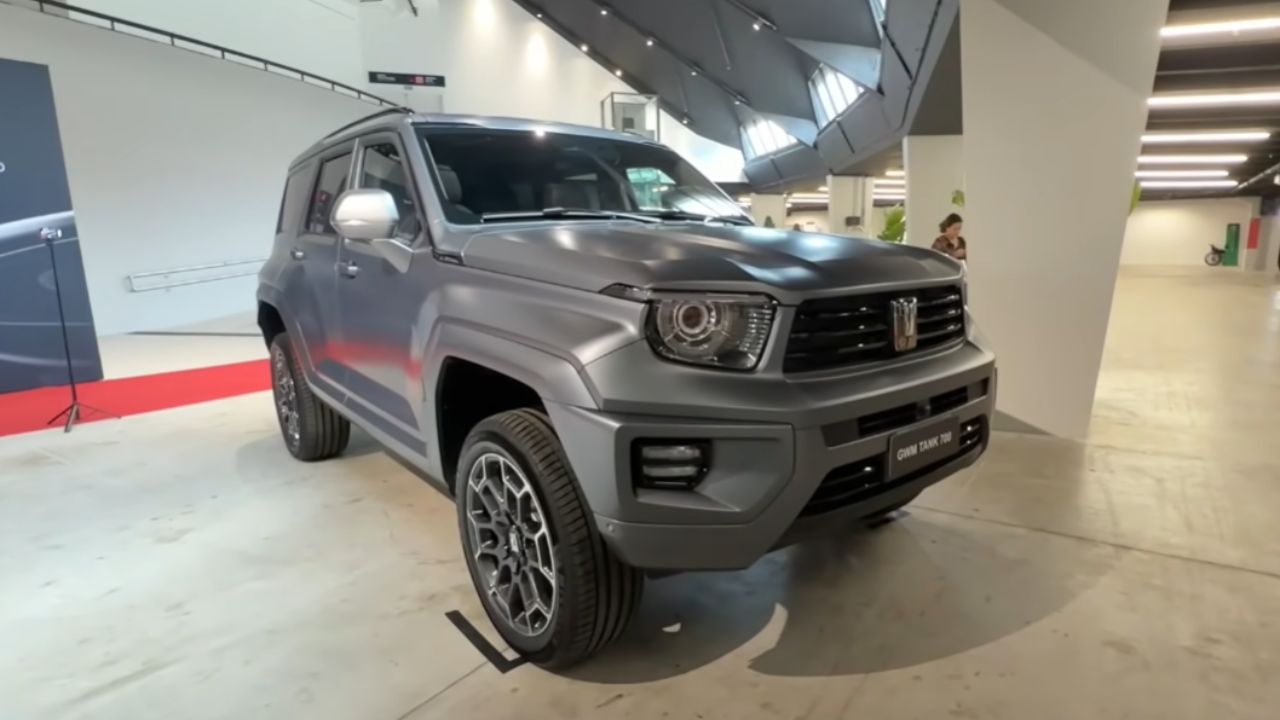 GWM Tank 700 es SUV 4x4 con V6 biturbo híbrido plug-in, suspensión pneumática y ADAS completo. Entienda lujo, desempeño y off-road.