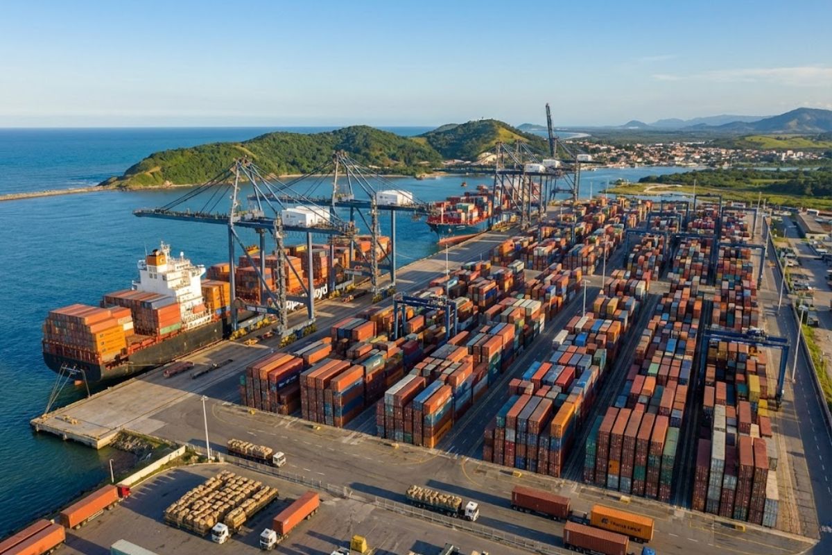 Gigante alemã Hapag-Lloyd compra porto de Aracruz e investe em terminal de contêineres no Espírito Santo, ampliando rotas estratégicas na América Latina.