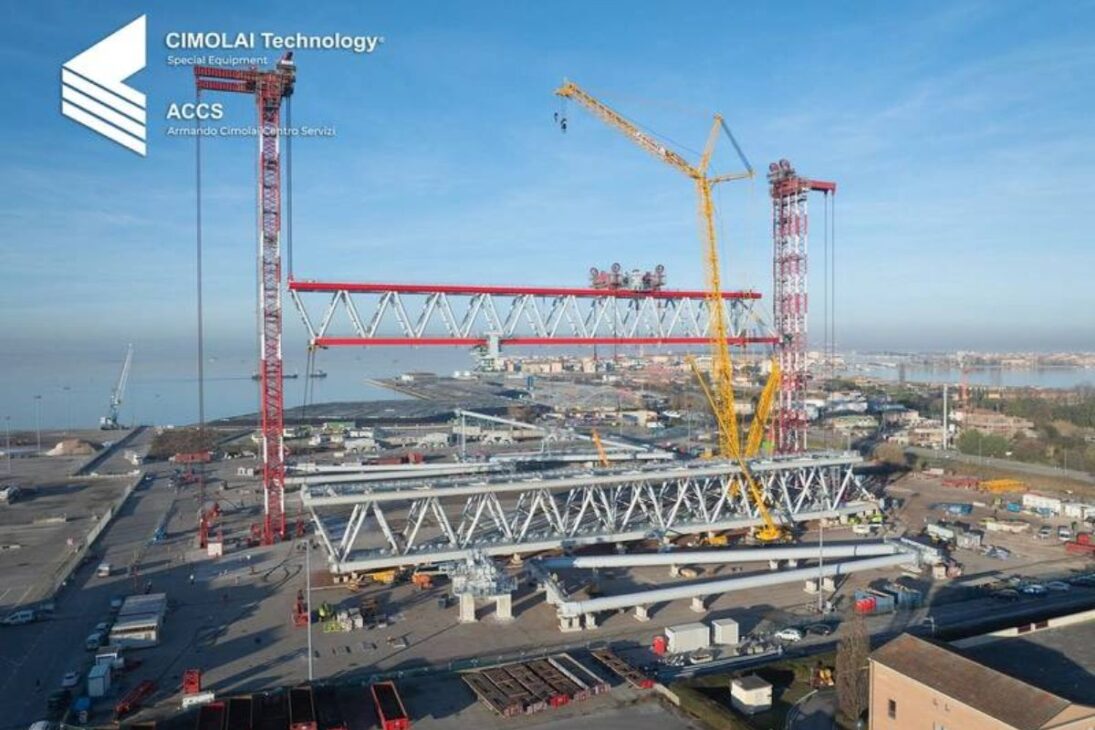 grúa Goliat de Cimolai Technology sale del Puerto de Chioggia y llega al astillero de Monfalcone para impulsar la construcción naval pesada europea.