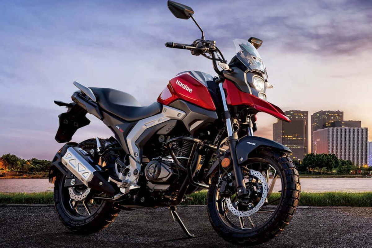 Teste da Haojue DL 160 mostra moto grande voltada ao uso urbano que ignora lombadas, mas sofre com vibração em rodovia e limita conforto em viagem longa.