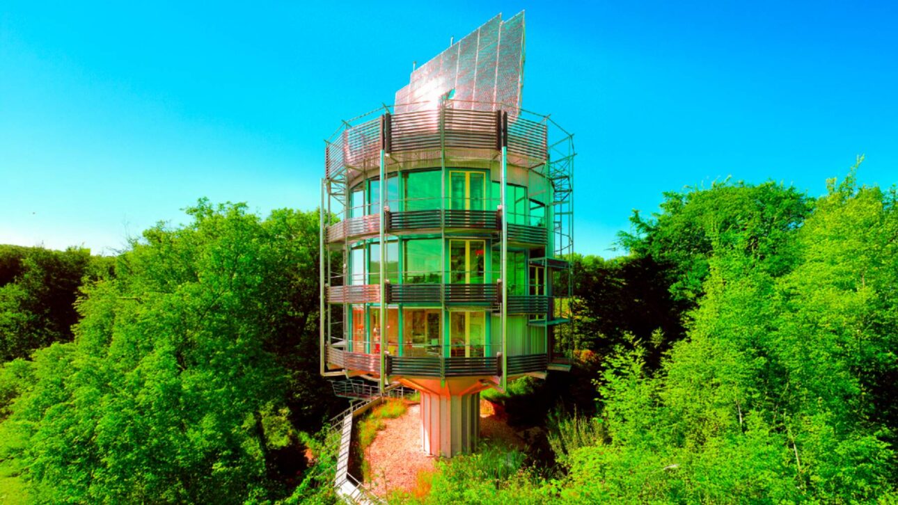 El edificio en Alemania que gira solo 180° a lo largo del día para seguir al sol, usa paneles solares y produce solo 9,000 kWh 