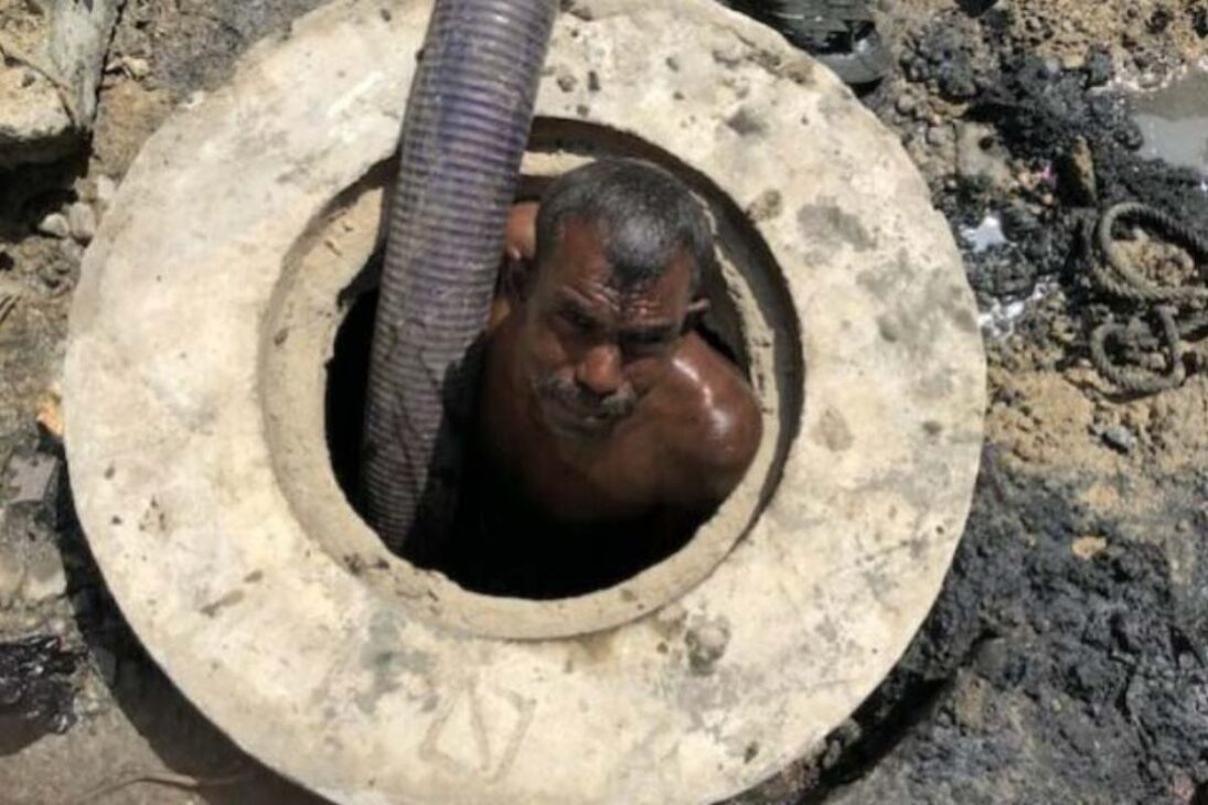 hombres del alcantarillado en las favelas de Islamabad revelan la vida de la comunidad cristiana paquistanesa en la capital de Pakistán limpiando desagües atascados por supervivencia.