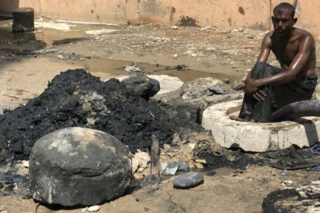 hombres del alcantarillado en las favelas de Islamabad revelan la vida de la comunidad cristiana paquistanesa en la capital de Pakistán limpiando desagües atascados por supervivencia.