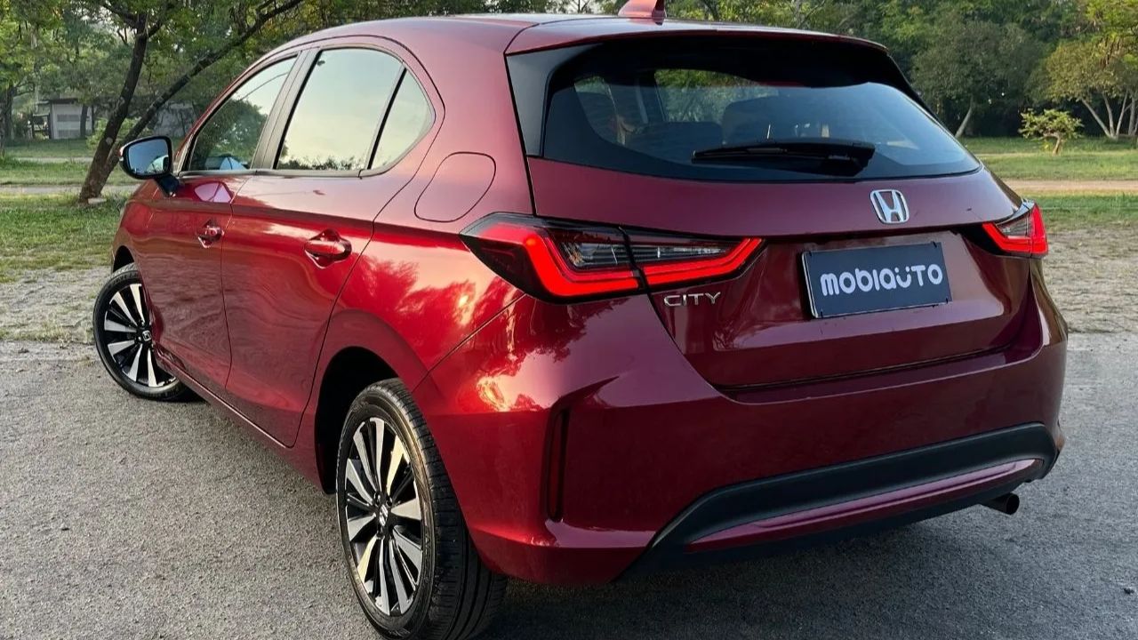 Honda City Hatchback 2026 llega como hatch compacto con consumo bajo, mecánica confiable, seis airbags y propuesta racional para enfrentar Onix, HB20 y Polo.