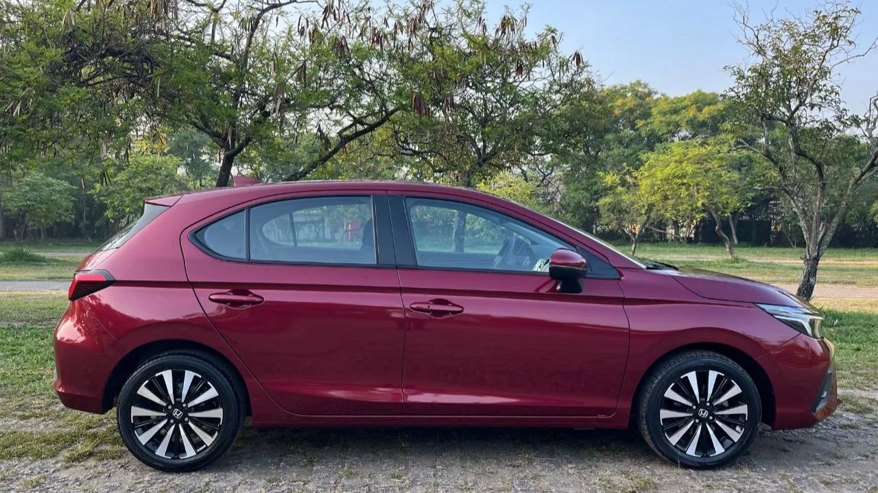 Honda City Hatchback 2026 llega como hatch compacto con consumo bajo, mecánica confiable, seis airbags y propuesta racional para enfrentar Onix, HB20 y Polo.