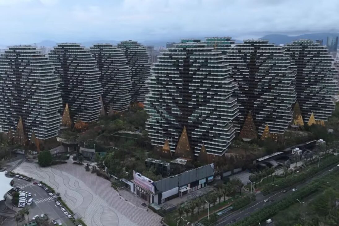 Reportaje revela cómo un hotel chino en Sanya China, vendido como bosque de nueve árboles y lujo siete estrellas, hoy opera con diaria de 10 dólares y se convirtió en símbolo de decadencia silenciosa.