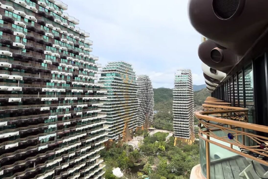 Reportaje revela cómo un hotel chino en Sanya China, vendido como bosque de nueve árboles y lujo siete estrellas, hoy opera con diaria de 10 dólares y se convirtió en símbolo de decadencia silenciosa.