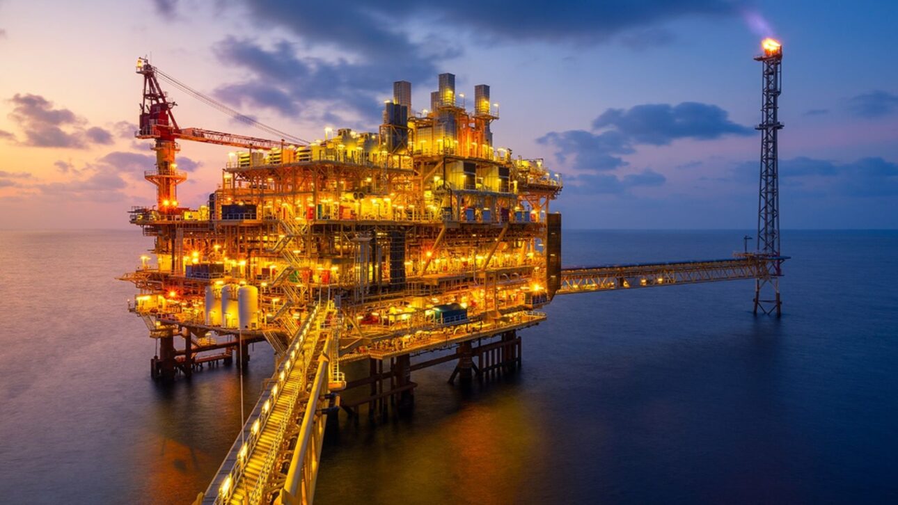 El plan de Petrobras prevé US$ 109 mil millones en inversiones, 311 mil empleos y R$ 1,4 billón en tributos hasta 2030, impulsando la economía nacional.