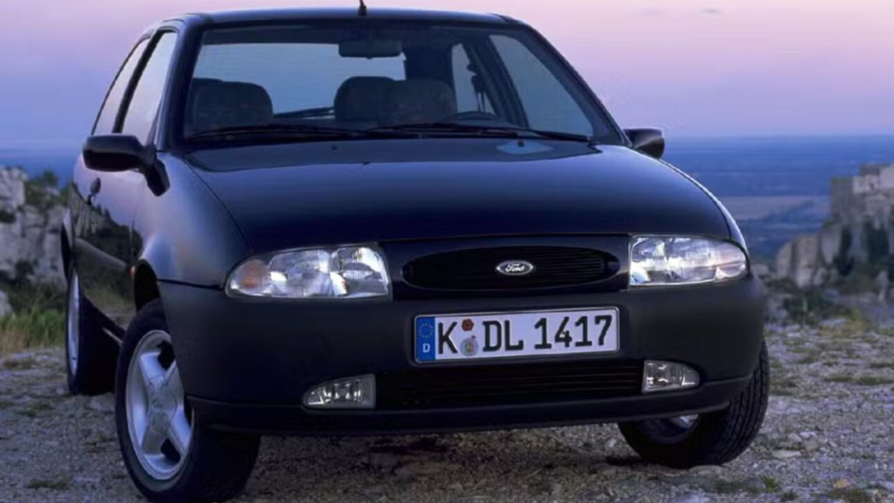 Conozca cinco versiones del Ford Fiesta a la venta en Brasil, con precios actualizados y detalles de motores, consumo, equipamientos y diferencias entre ellas.