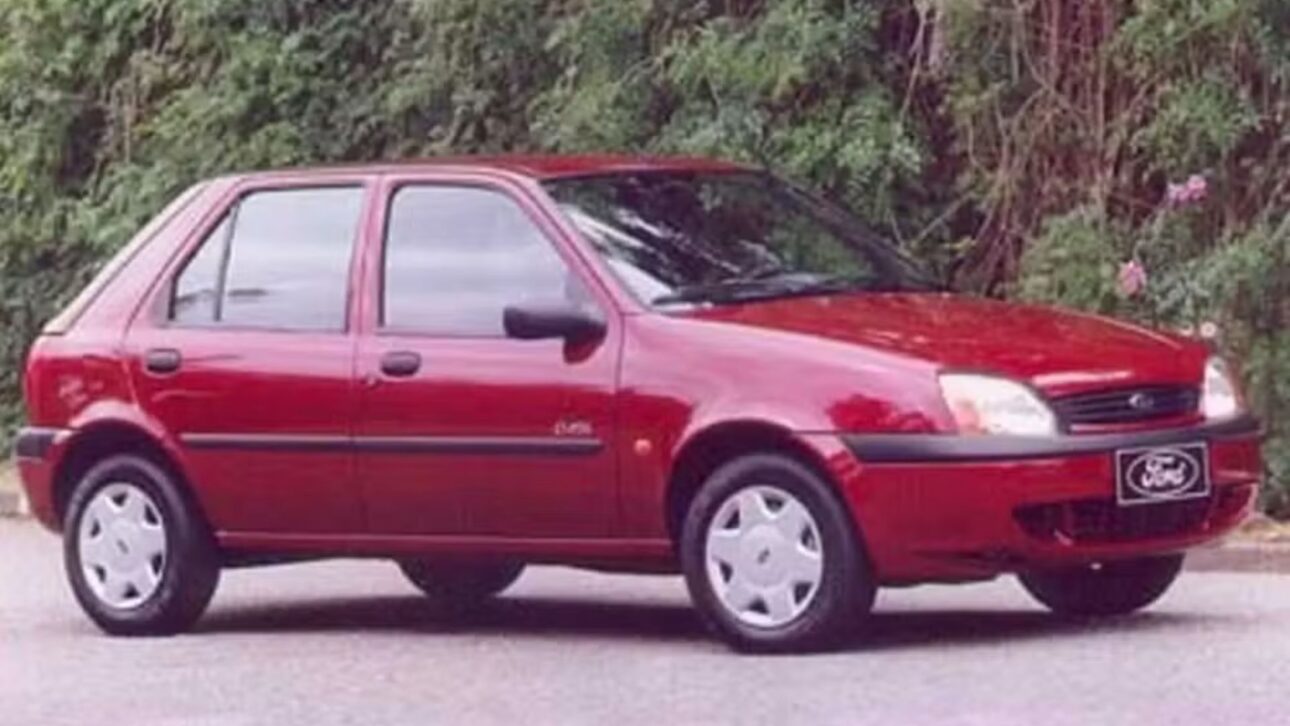 Conozca cinco versiones del Ford Fiesta a la venta en Brasil, con precios actualizados y detalles de motores, consumo, equipamientos y diferencias entre ellas.