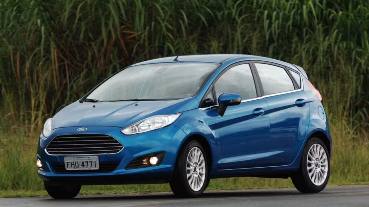 Conozca cinco versiones del Ford Fiesta a la venta en Brasil, con precios actualizados y detalles de motores, consumo, equipamientos y diferencias entre ellas.