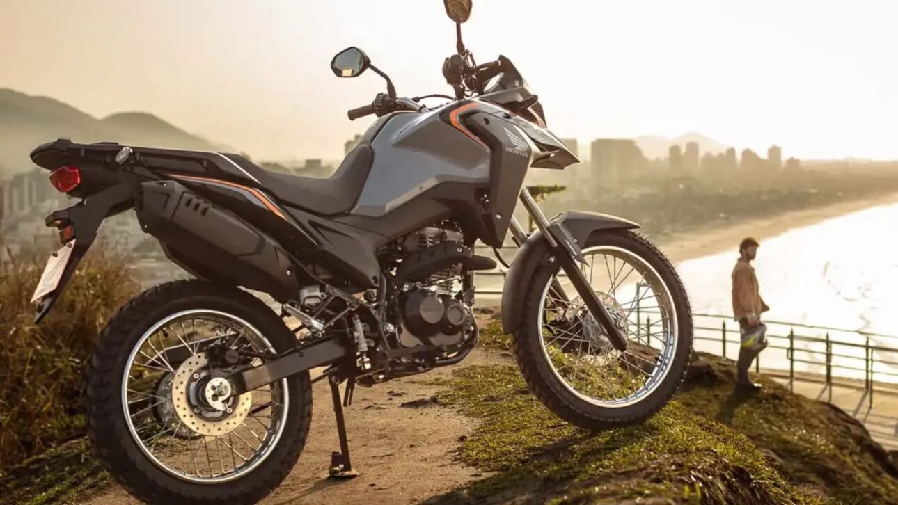 La Honda XRE 190 2025/2026 trae motor de 184,4 cm³, consumo eficiente, frenos ABS y versiones Standard y Adventure con precios actualizados.