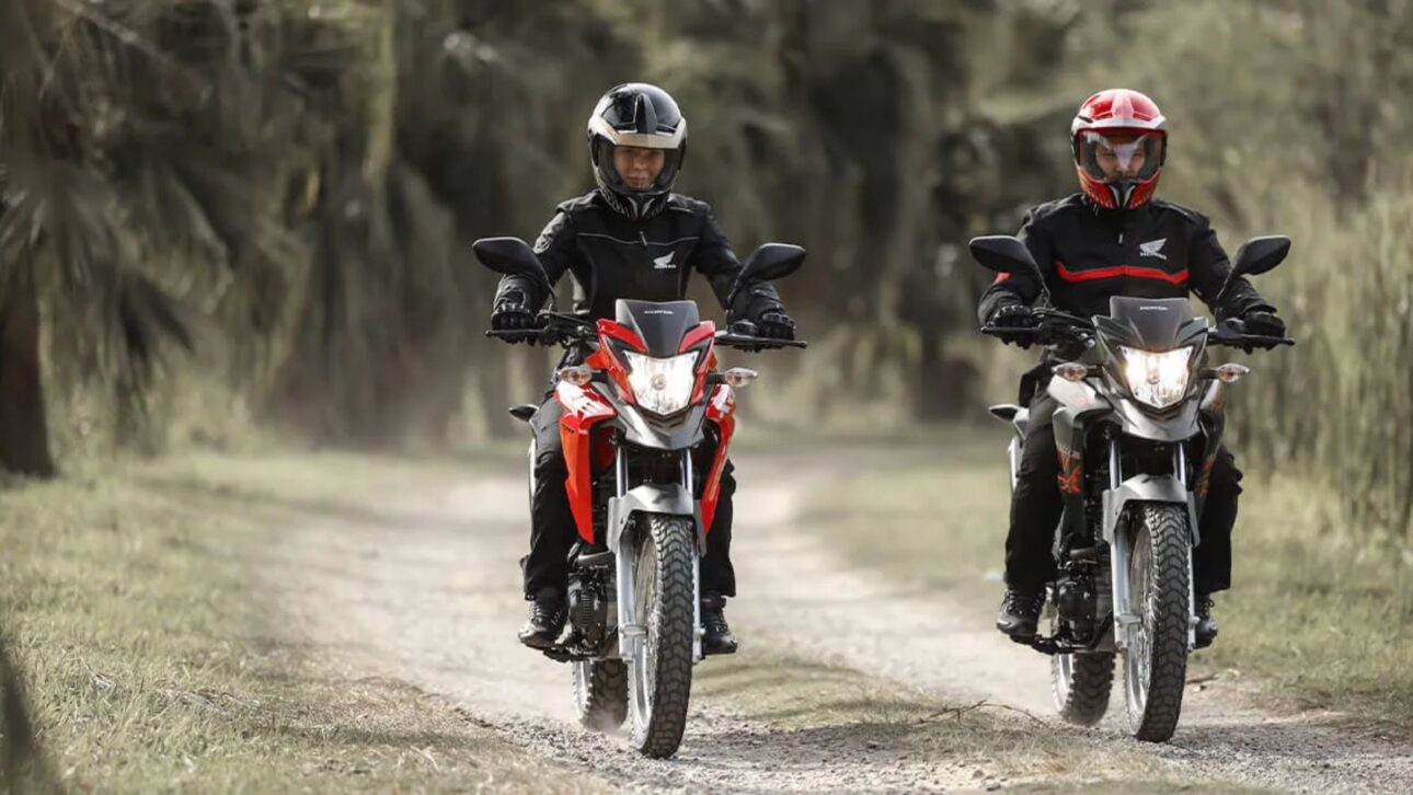 La Honda XRE 190 2025/2026 trae motor de 184,4 cm³, consumo eficiente, frenos ABS y versiones Standard y Adventure con precios actualizados.