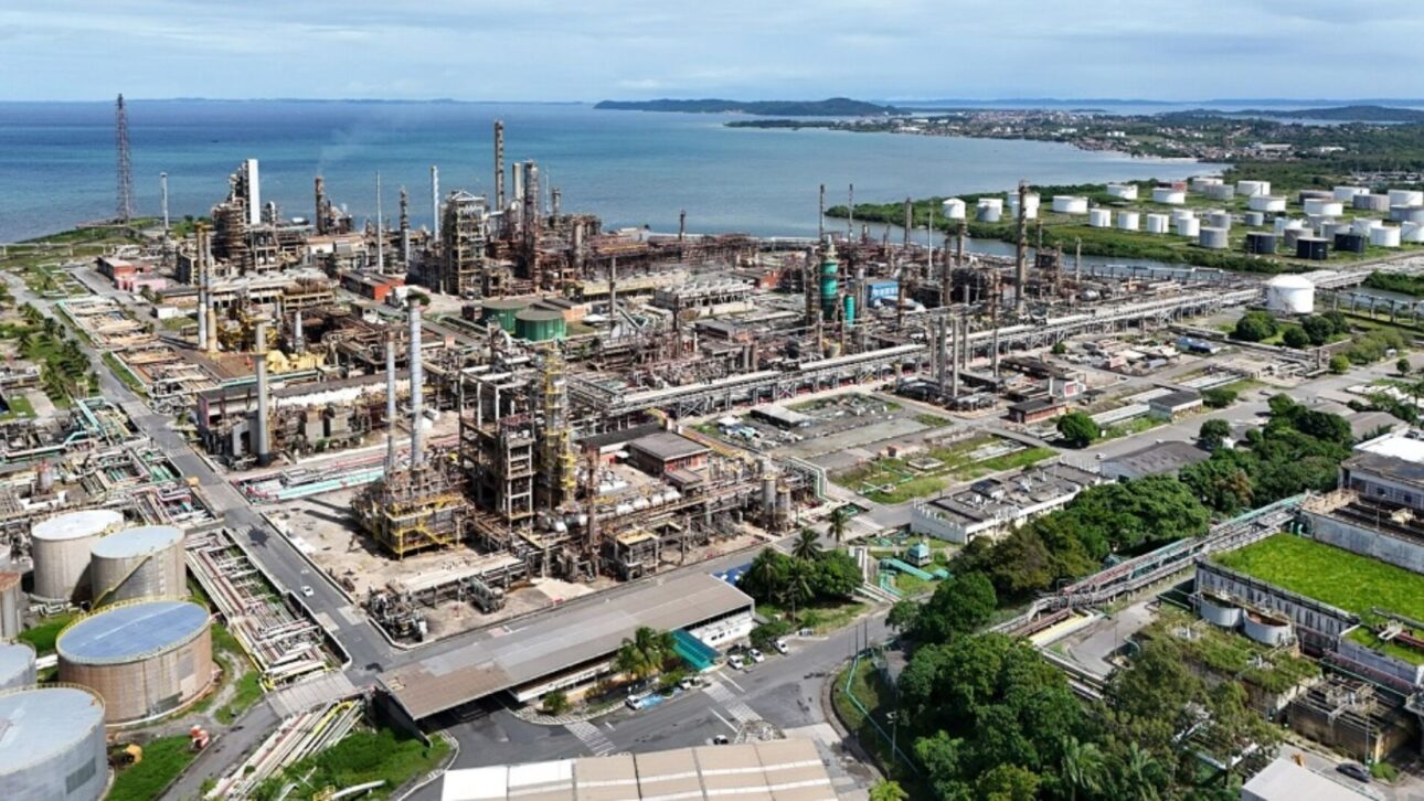 Refinería de Mataripe vista aérea al atardecer, destacando instalaciones industriales y ductos. (Imagen: reproducción pública)