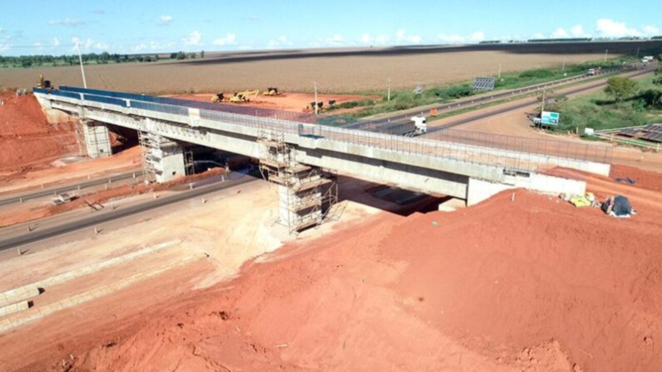 Ferrovia de Mato Grosso: viaduto sobre a BR-163 concluído em Rondonópolis integra novo corredor logístico. (Imagem: divulgação Rumo)
