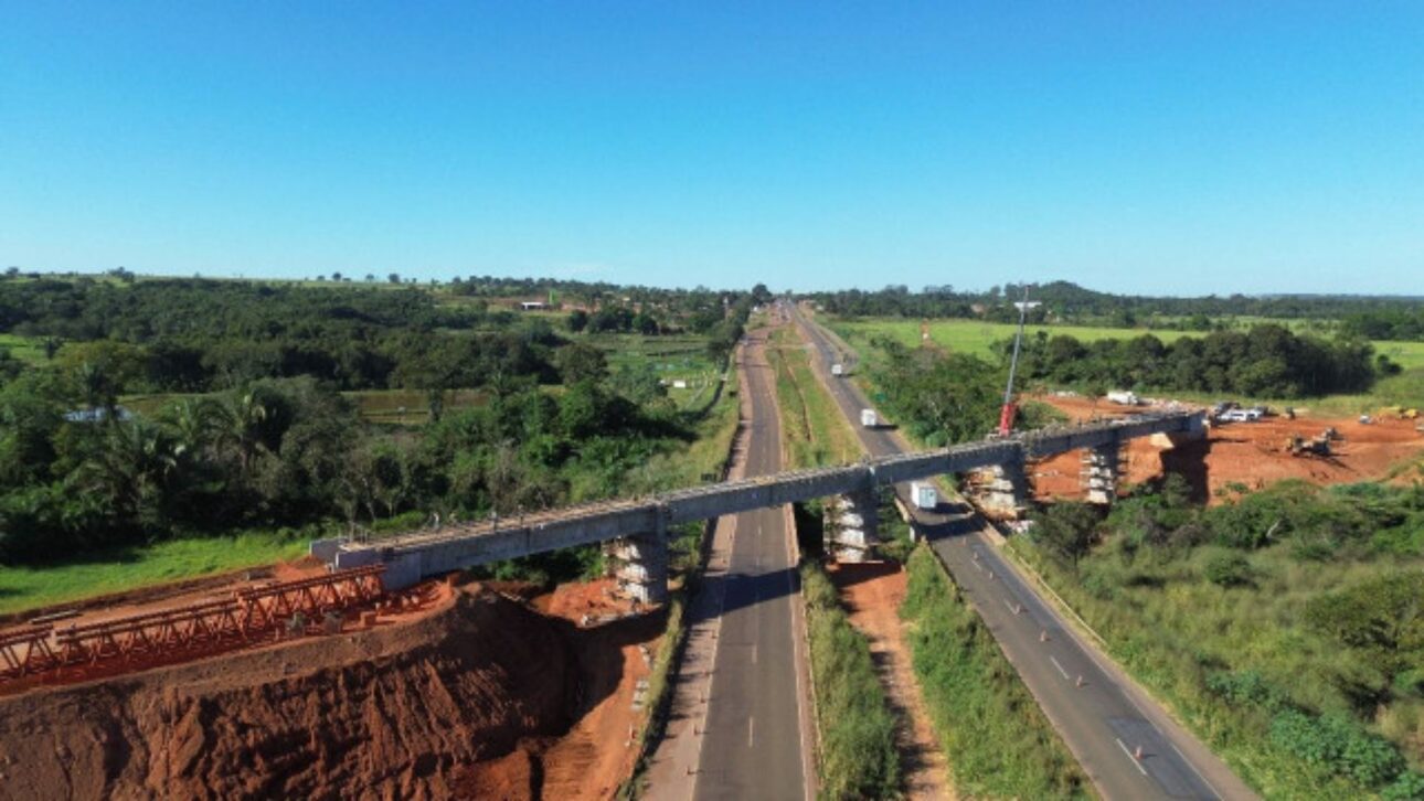 Obra de ponte ou viaduto da Ferrovia de Mato Grosso avança no interior de MT como parte do corredor de exportação. (Imagem: divulgação Sinfra-MT / Rumo)