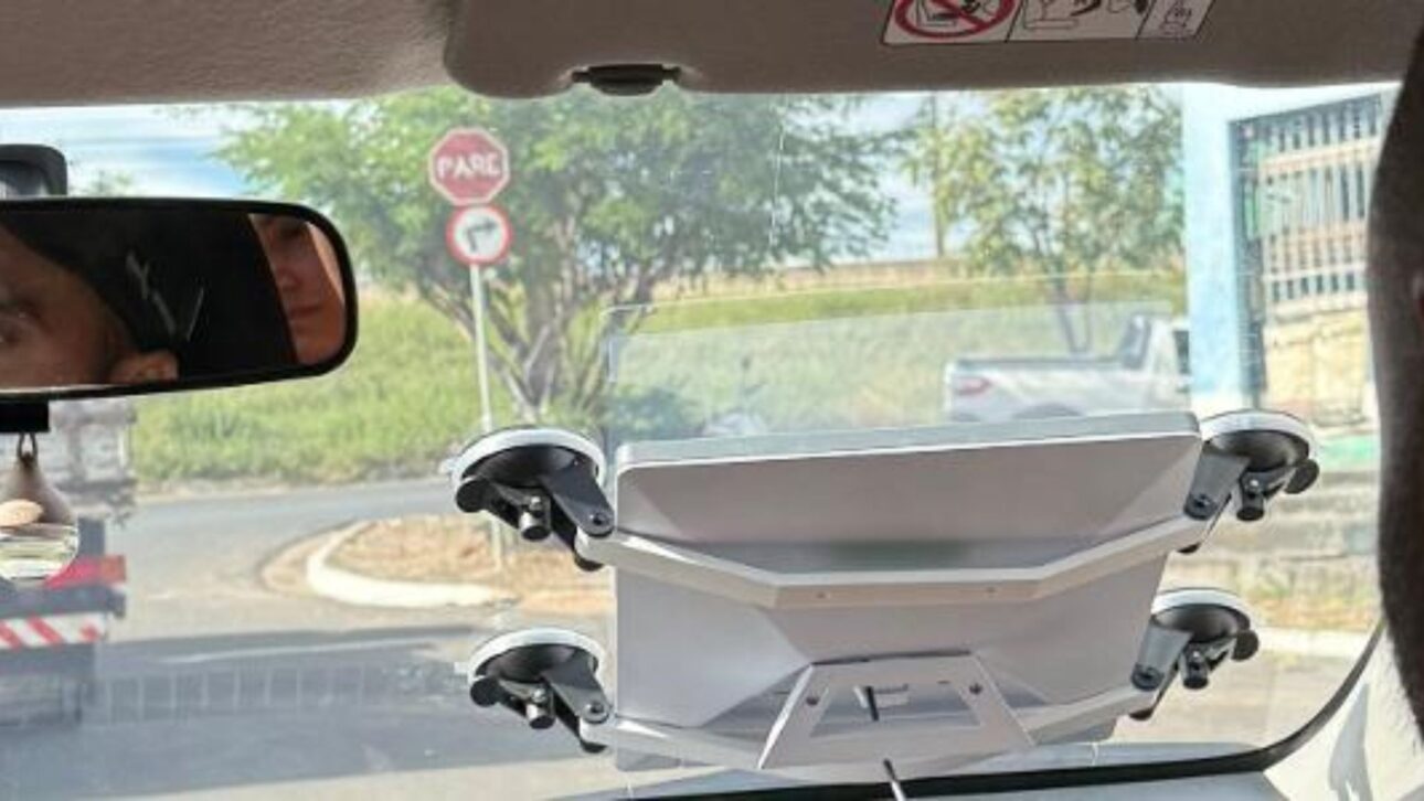 Antenas Starlink instaladas en el parabrisas o tablero aumentan las multas por obstrucción de la visibilidad, según la PRF, y exigen instalación correcta.