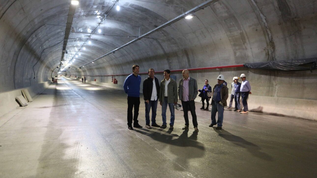 Maior túnel urbano do Brasil integra Centro e Região Metropolitana do Rio em ligação direta com a Ponte Rio-Niterói e o Porto Maravilha.