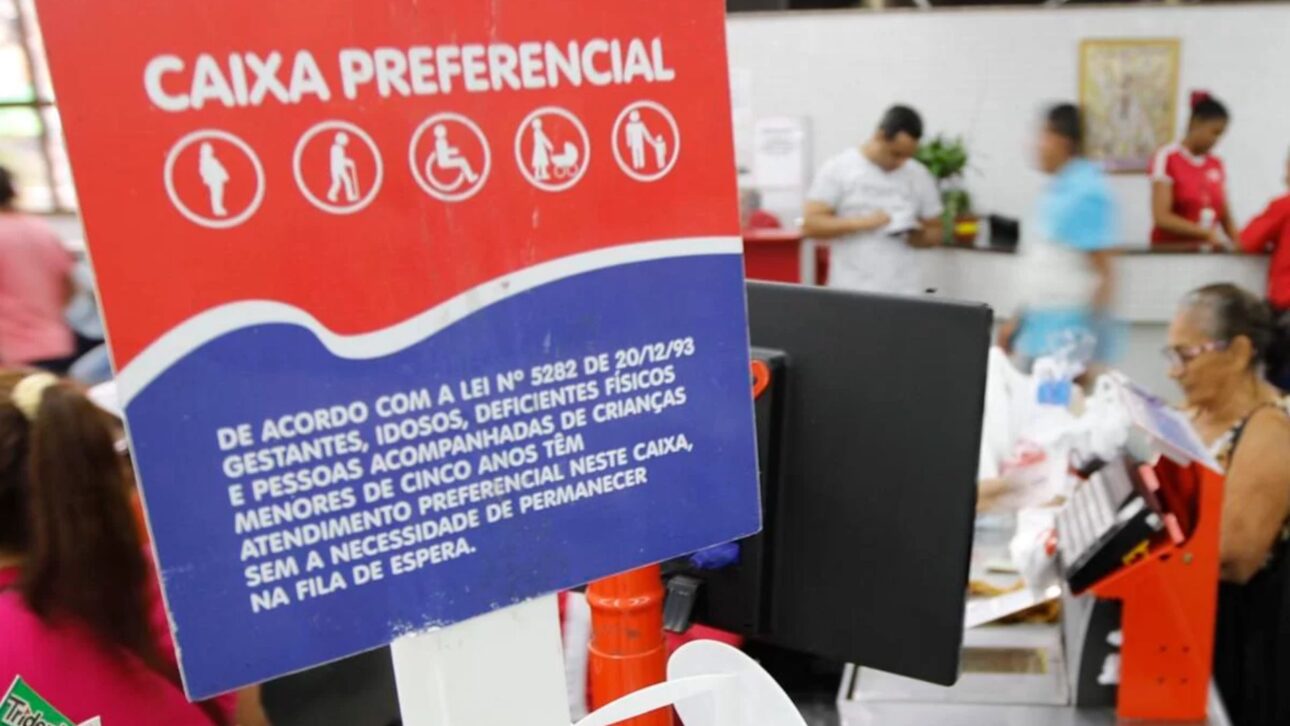 La ley garantiza atención prioritaria a personas mayores en supermercados como Assaí y Carrefour y define reglas para filas preferenciales y denuncias de incumplimiento.