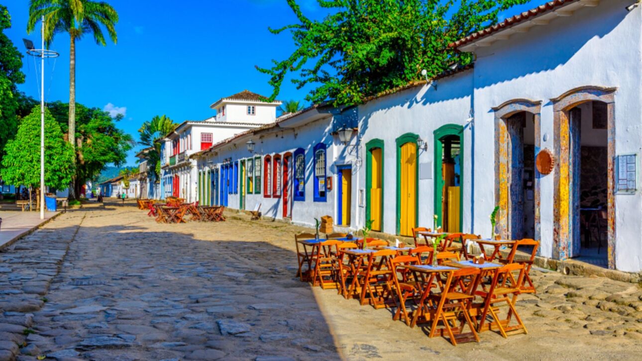 Paraty preserva playas, naturaleza y centro histórico colonial, manteniendo tradiciones y encanto único que hacen que el visitante sienta que ha vuelto en el tiempo.