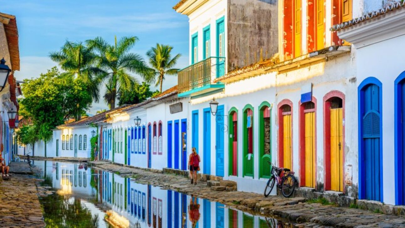 Paraty preserva playas, naturaleza y centro histórico colonial, manteniendo tradiciones y encanto único que hacen que el visitante sienta que ha vuelto en el tiempo.